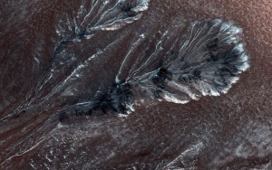 Flowing ice on mars